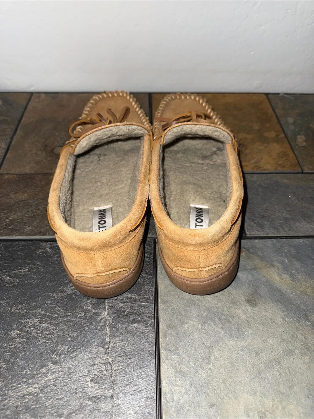 Minnetonka Mens Tan Leather Faux Fur Lined Moccasin Slippers 41321 Size 10M